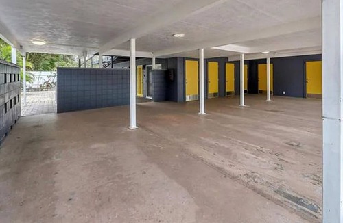 Central Sarasota Apartment | Second floor Apt D 1 mile from waterfront and downtown. Just 2 miles from beach!
