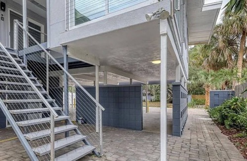 Central Sarasota Apartment | Second floor Apt D 1 mile from waterfront and downtown. Just 2 miles from beach!