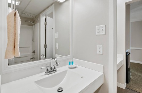 North East Hotel | Second Floor Deluxe Suite Bay View