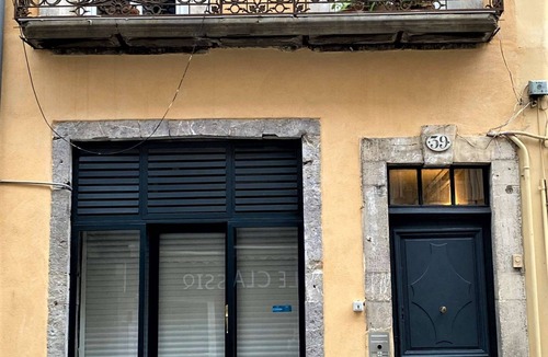 Sete Apartment | Second floor studio apartment with street view