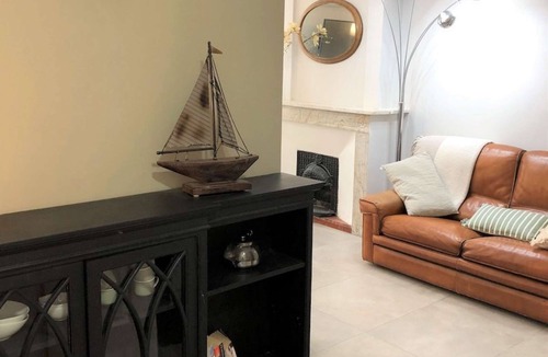 Sete Apartment | Second floor studio apartment with street view