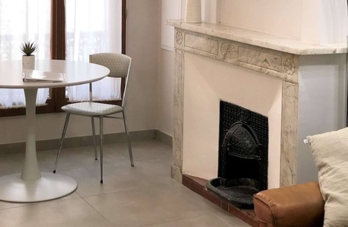 Sete Apartment | Second floor studio apartment with street view