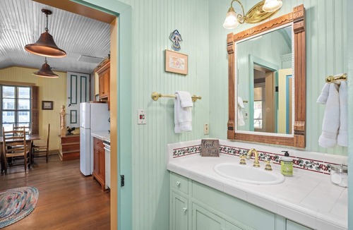 Fredericksburg House | Second Home Guesthouse | 1.5 Blocks from Marktplatz | Hot Tub