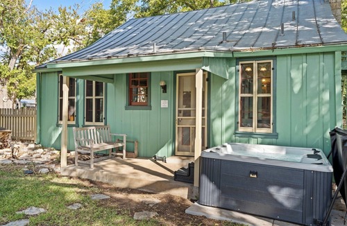 Fredericksburg House | Second Home Guesthouse | 1.5 Blocks from Marktplatz | Hot Tub