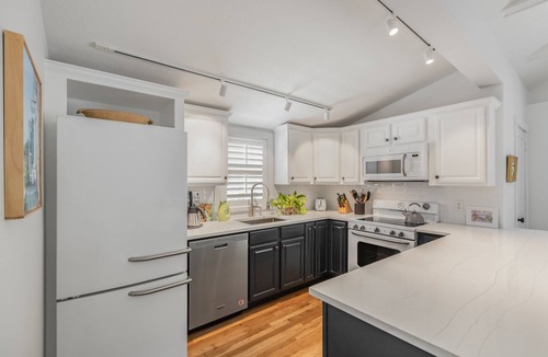 The Meadows House | SECOND WIND ~ Charming 2 Bedroom, 2 Bathroom Home w/Pool!