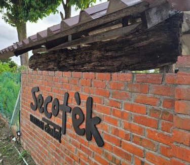 Pekan Bed & Breakfast | Secotek Nenasi Chalet