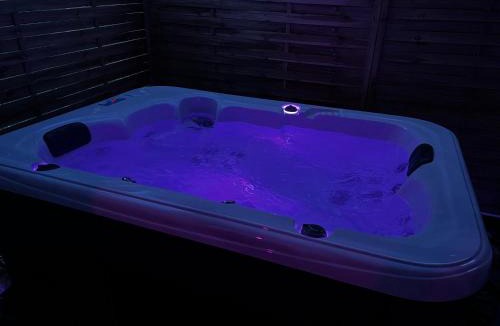 Aucamville Apartment | Secrète loft, spa & jaccuzi privatif - parking & bien-être près de Toulouse