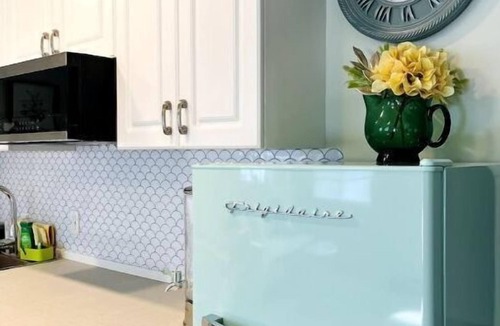 Medicine Hat House | Secret Garden 1 bedroom suite with parking
