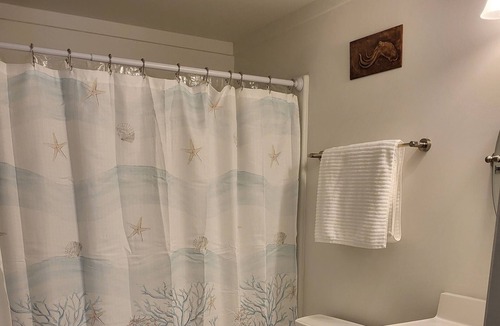 Duck Apartment | Secret garden retreat 3 minutes from beach!