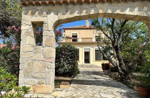 Frontignan Villa | Secret garden villa facing the sea