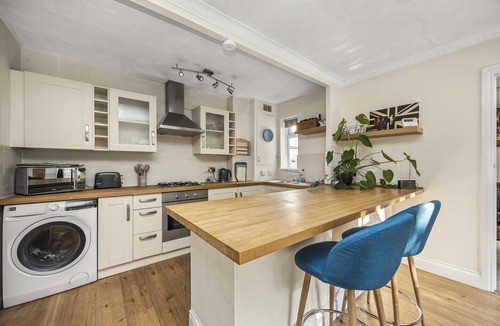 Broadbridge Heath House | Secret Garden with Free Parking