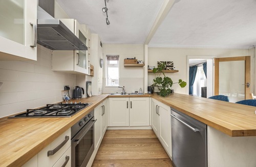 Broadbridge Heath House | Secret Garden with Free Parking