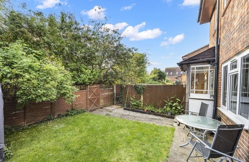 Broadbridge Heath House | Secret Garden with Free Parking