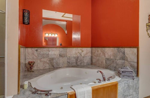 Norman Bed & Breakfast | Secret Rose Suite at Whispering Pines Inn