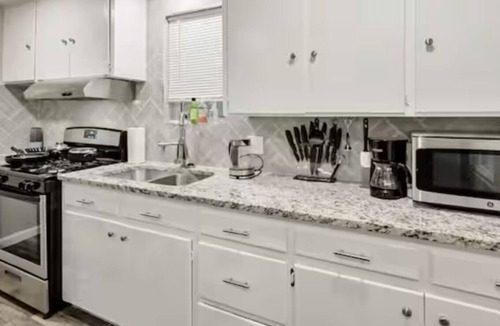Central Arlington House | Secrets Backyard Bar. Hottub, Mins. from Stadiums
