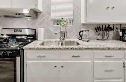 Central Arlington House | Secrets Backyard Bar. Hottub, Mins. from Stadiums