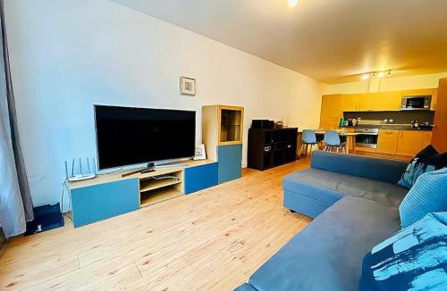 Whittington Apartment | Secure 2BR 1BA Apartment for 6