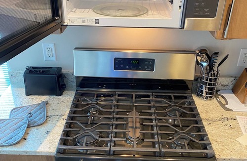 Aurora Highlands Apartment | Secure Stylish 1BR Apt with Free Parking, In-Unit Laundry, Prime Spot!