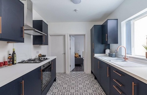 Dudley House | Sedgley-Wolverhampton-Contractors -4 beds-Parking!