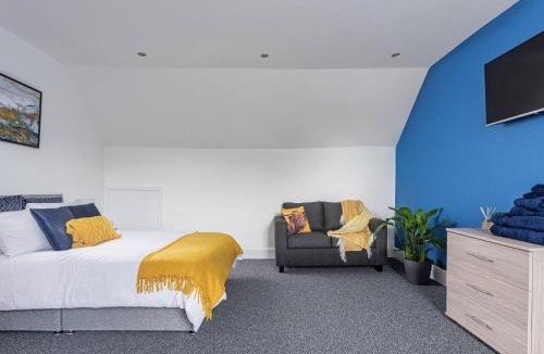 Dudley House | Sedgley-Wolverhampton-Contractors -4 beds-Parking