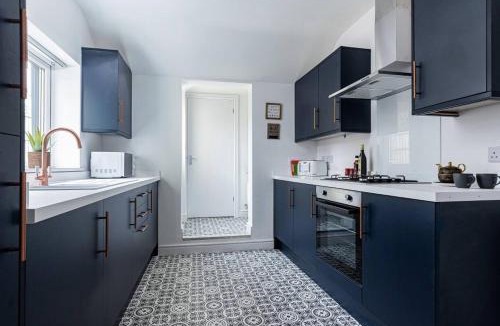 Dudley House | Sedgley-Wolverhampton-Contractors -4 beds-Parking