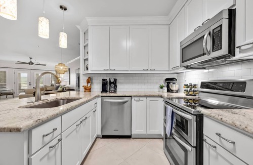 Highland Lake Estates Condo | See Summer Sunrises with Spa and Eats on an Island