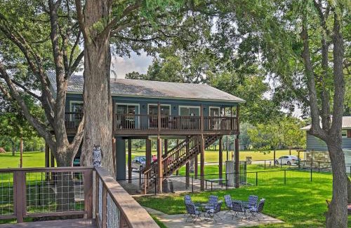 Seguin House | Seguin Lake House w/Dock and Cowboy Pool