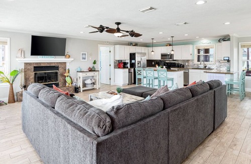 Crystal Beach House | SELAH - 3 Bedroom+ Loft , Sleeps 14, Close to beach!