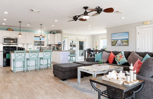 Crystal Beach House | SELAH - 3 Bedroom+ Loft , Sleeps 14, Close to beach!