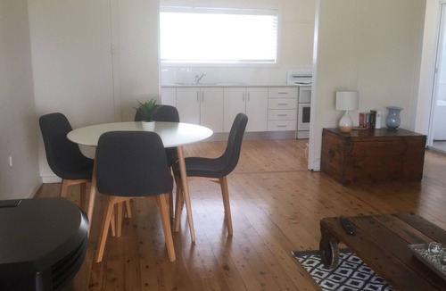 Swansea House | Selby Lakeside Cottage