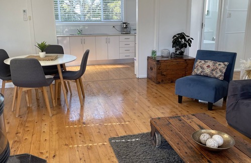 Swansea House | Selby Lakeside Cottage