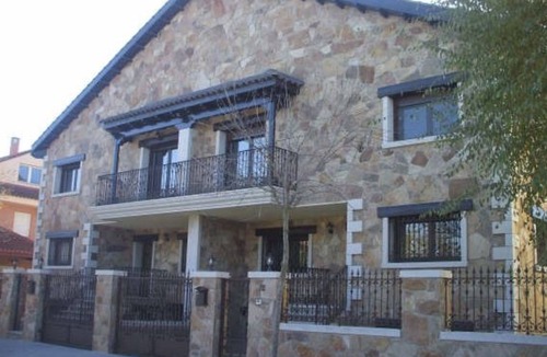 Guadalix de la Sierra Cottage | Self catering Los Alisos for 14 people