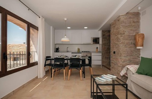 Castellnou de Bages Cottage | Self catering La Vila D'Argençola for 8 people