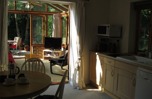 Boxgrove Apartment | SELF CATERING en-suite STUDIO APARTMENT ACCOMMODATION