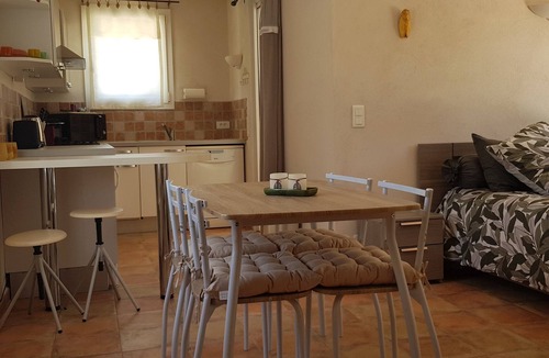 Gemenos Apartment | Self-catering studio at Villa Garlaban *.