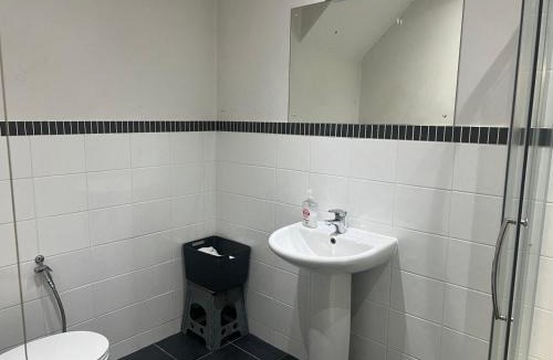 Manor House | Self contain studio with room, double bed, kitchen