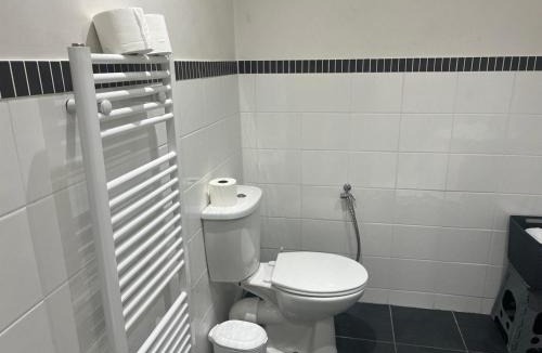 Manor House | Self contain studio with room, double bed, kitchen