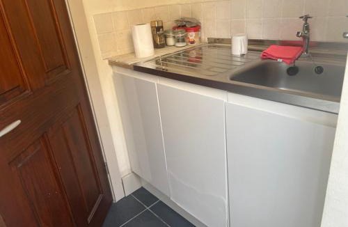 Manor House | Self contain studio with room, double bed, kitchen