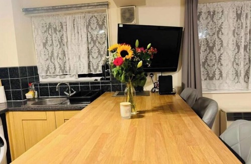 Ladywell Apartment | Self contained 1 bed flat next to transport for Canary Wharf and Excel