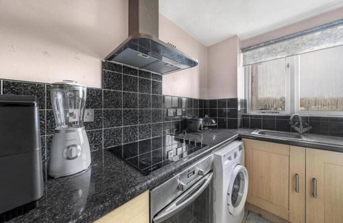 Ladywell Apartment | Self contained 1 bed flat next to transport for Canary Wharf and Excel