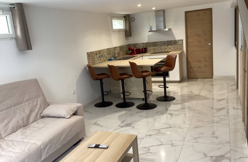 Janze Apartment | Self-contained 4-person apartment in basement of house