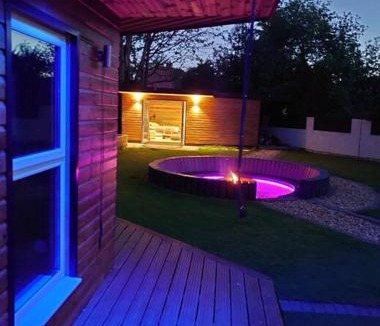 Cribbs Causeway Apartment | Self contained cabin, firepit, NR MOD aztec, m5, m4