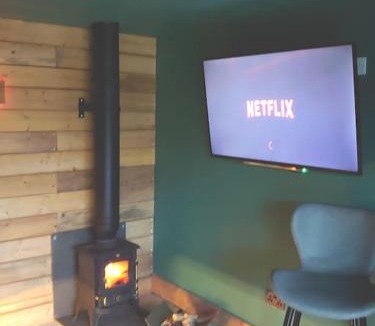 Cribbs Causeway Apartment | Self contained cabin, firepit, NR MOD aztec, m5, m4