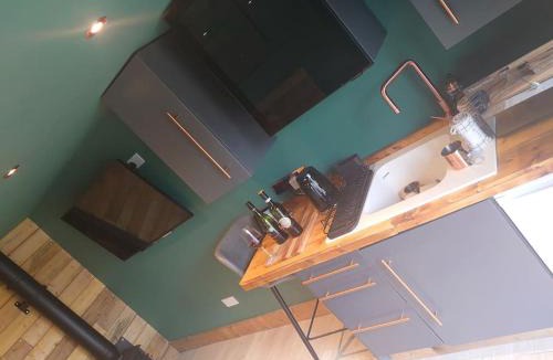 Cribbs Causeway Apartment | Self contained cabin, firepit, NR MOD aztec, m5, m4