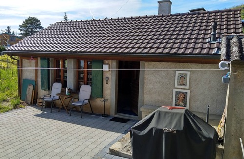 Cully House | self-contained with kitchen, terrace, 5 min from lake, station and shops