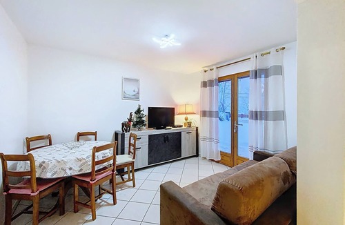 Villard-de-Lans Apartment | Self-contained apartment in residence with private parking. Pets allowed