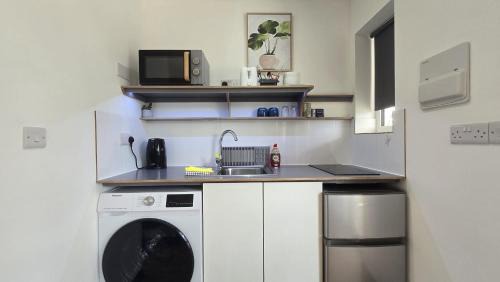 Crawley Apartment | Self-Contained Gatwick Studio -Parking & Fast WiFi