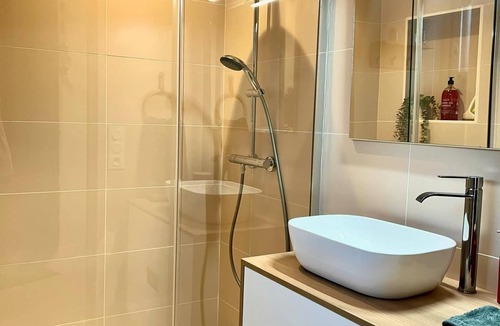 Vieillevigne Bed & Breakfast | Self-contained guest room, right in the center of town, private areas (parking, garden).