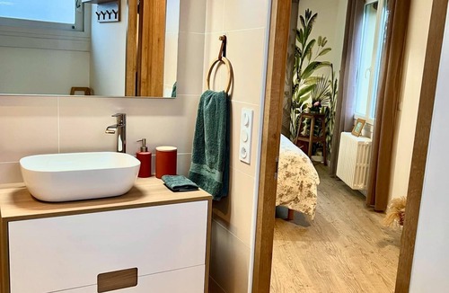 Vieillevigne Bed & Breakfast | Self-contained guest room, right in the center of town, private areas (parking, garden).