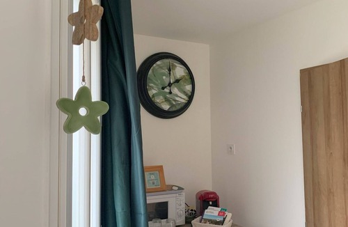 Vieillevigne Bed & Breakfast | Self-contained guest room, right in the center of town, private areas (parking, garden).